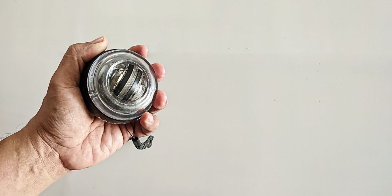 Gyuroscopic hand exercise ball